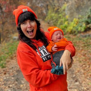 Alexis Krauss Instagram - wishes do come true 🎃

#orangehat

thank you @noralatorreofficial for our little wish ✨