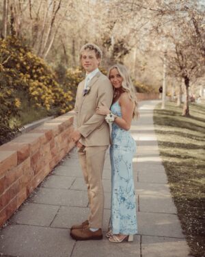 Alexus Oladi Instagram - prom w/ crew! 😁🩵