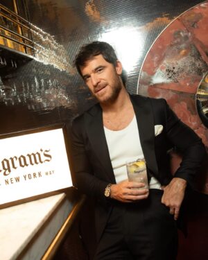 Alfonso Bassave Instagram - Gracias a mi colaboración con @seagrams_es he podido disfrutar de cenas como esta 🍸
#Seagrams
Disfruta de un consumo responsable. 40º. No compartir con menores de 18 años.