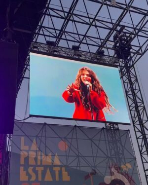 Alfonso Cuarón Instagram - ¡¡¡Felicidades, Bu!!!!

No puedo creer que este haya sido tu primer concierto, saliste al escenario como una veterana con ganas de divertirse.
¡Enorme!

@bucuaron abriendole a @metroboomin en @laprimaestatefestival