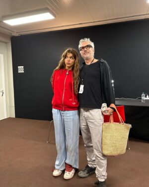 Alfonso Cuarón Instagram - ¡¡¡Felicidades, Bu!!!!

No puedo creer que este haya sido tu primer concierto, saliste al escenario como una veterana con ganas de divertirse.
¡Enorme!

@bucuaron abriendole a @metroboomin en @laprimaestatefestival