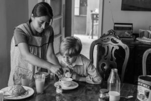 Alfonso Cuarón Instagram - “Cuando yo era grande…”
“When I was old…” Photo by @carlossomonte  #ROMACuarón 
@romacuaron