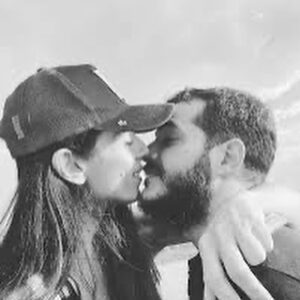 Alfonso Dosal Instagram - Y siento que apenas empieza… te amo con toda mi alma @solanaazulay que a vida me siga durando para vivirla más y más contigo.