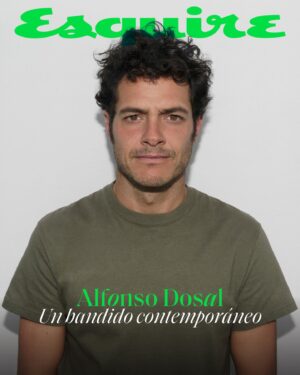 Alfonso Dosal Instagram - Conversar con Alfonso Dosal sobre sus personajes es adentrarse en un mundo de pasión por la actuación. 

En “Bandidos”, la serie de Netflix, da vida a Miguel, un personaje todo corazón en busca del tesoro maya más grande. Para @dosal, cada gesto, mirada y movimiento de sus personajes reflejan una intensidad única, fruto de una profunda construcción psicológica.

En esta serie coral, destaca la experiencia de trabajar con un elenco extraordinario, donde cada actor aporta su carisma y talento. Descubre el verdadero tesoro de Miguel: su capacidad para reunir un equipo talentoso y su amor por la aventura.

¡No te pierdas el estreno de “Bandidos” en @netflixlat hoy martes 13 de marzo, una historia que va más allá del oro en busca de emociones genuinas!

📸: Netflix
Director de arte: @esedirector 
Director editorial: @alfonsoparra__ 
Editor digital: @adymoss 

#EsquireMx #Bandidos #AlfonsoDosal