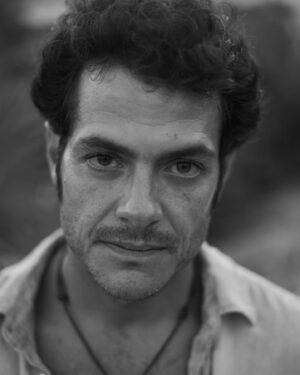 Alfonso Dosal Instagram - Conversar con Alfonso Dosal sobre sus personajes es adentrarse en un mundo de pasión por la actuación. 

En “Bandidos”, la serie de Netflix, da vida a Miguel, un personaje todo corazón en busca del tesoro maya más grande. Para @dosal, cada gesto, mirada y movimiento de sus personajes reflejan una intensidad única, fruto de una profunda construcción psicológica.

En esta serie coral, destaca la experiencia de trabajar con un elenco extraordinario, donde cada actor aporta su carisma y talento. Descubre el verdadero tesoro de Miguel: su capacidad para reunir un equipo talentoso y su amor por la aventura.

¡No te pierdas el estreno de “Bandidos” en @netflixlat hoy martes 13 de marzo, una historia que va más allá del oro en busca de emociones genuinas!

📸: Netflix
Director de arte: @esedirector 
Director editorial: @alfonsoparra__ 
Editor digital: @adymoss 

#EsquireMx #Bandidos #AlfonsoDosal