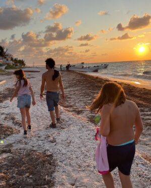 Alfonso Dosal Instagram - Fin de semana con mi familia en Chicxulub, que inlucyó caminatas, mate y comida maravillosa de la @osteriaitaliana386chicxulub ah! Y muchos caracolitos que de paso les recuerdo que no se los lleven de la playa, déjenlos ahí, el ecosistema los necesita, ustedes no! 😘💚🐚🦪🦀