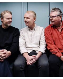 Alfred Svensson Instagram - ⁣Äntligen finns nu ”Folk med Ångest” på @netflixnordic 🙌⠀
En perfekt liten serie att avrunda året med, så in och kika! ⠀
Tack till alla fantastiska personer i teamet och ensembeln som gjorde detta möjligt. Inte minst världens bästa regissör @flxherngren och min fina polispappa @dan_ekborg ❤️