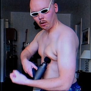 Alfred Svensson Instagram - ⁣Alltid lika gött att sätta fläsket i gungning såhär på kvällskvisten. ⠀
OBS!!! Har ni någonsin funderat på att köpa en massagepistol så är det nu ni bör göra det från @ssnutrition.se !⠀
Klickar ni på länken i min profil och anger rabattkoden ALFRED i kassan så får ni nämligen 1000 spänn i rabatt så att den endast kostar 1999 kronor! Och den är redan nedsatt med en tusing från början så bättre blir det inte.⠀
Det är värt det, kan jag säga. En genomgång av ryggen med den där efter en lång dag med gamnacke framför datorn så är man som ny sen.⠀
Helt magiskt 🔫 ⠀
⠀
#fläsk #massage ⠀
⠀
I samarbete med @ssnutrition.se
