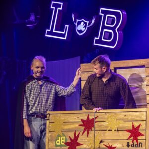 Alfred Svensson Instagram - Leif & Billy spelar på China teatern i maj! 🔥 Kanske den perfekta julklappen till någon i familjen, vad vet jag? Det vore trevligt om ni kom iallafall! 🌲🦌🏕️ Biljetter på LEIFOCHBILLY.SE 💫 (länk i profilen)