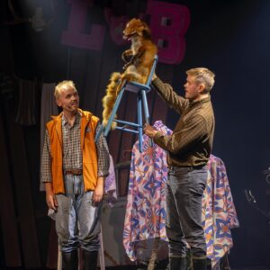 Alfred Svensson Instagram - Leif & Billy spelar på China teatern i maj! 🔥 Kanske den perfekta julklappen till någon i familjen, vad vet jag? Det vore trevligt om ni kom iallafall! 🌲🦌🏕️ Biljetter på LEIFOCHBILLY.SE 💫 (länk i profilen)