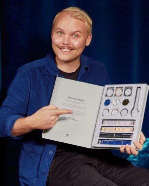 Alfred Svensson Instagram - Wait for it...⠀
Helt ärligt, är inte @boomwatches koncept fullkomligt banbrytande? Att inte bara ha EN klocka, utan kunna variera utseendet och anpassa den efter varje tillfälle. Som till exempel träningen, jobbet och julmyset (som ni ser här i videon).⠀
Därför har jag i samarbete med @boomwatches satt ihop en egen box med mina favoritdelar. Klicka på länken i min profil för en KLOCKren present till dig själv, pojkvännen, farsan eller annan valfri person ⏱⠀
Som att detta inte vore nog så slänger jag härmed in en julklapp till er i form av en RABATTKOD som ger dig 30% rabatt på alla boxar (inklusive min). Den gäller fram till den 31:e så SKYNDA ER! Koden är: alfred30⠀
⠀
OBS: Detta är en ny, omklippt version av den här videon med ny musik, så Salvatore Ganacci kan sitta lugnt i båten.