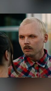 Alfred Svensson Instagram - I dagens avsnitt slår Billy världsrekord i stel stämning när han får sitt livs första kärleksintresse ❤️ Finns på SVT Play eller ikväll klocka 22.30 på SVT1!