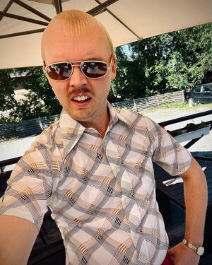 Alfred Svensson Instagram - Längtar till sommaren när man får får dra på sig glajjorna och steka med finskjortan i solen igen…