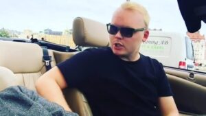 Alfred Svensson Instagram - Ser fram emot att ta fram cäben till sommarn men ser inte fram emot detta. Funderar på att koppla bort stereon från bilfan. @claerence