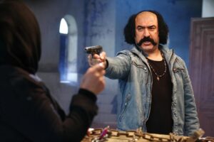 Ali Ansarian Instagram - .
سلام.

فیلم‌برداری فیلم سینمایی «بانک زده‌ها» به نویسندگی و کارگردانی جواد اردکانی و تهیه‌کنندگی علی رویین‌تن، با رعایت پروتکل‌های بهداشتی پایان یافت.

به گزارش ایلنا، انجام مراحل فنی فیلم سینمایی «بانک زده‌ها» که در ژانر «کمدی موزیک‌مال شده سیاه» ساخته شده است، به زودی آغاز می‌شود تا اولین نمایش آن در جشنواره فجر امسال باشد. 

بازیگران این فیلم عبارتند از: نسرین مقانلو، قاسم زارع، میرطاهر مظلومی، علی انصاریان، بیژن بنفشه خواه، منوچهر زرگر، پارمیدا قریشی، مینا عبدی، مسعود محمودی، پروین ملکی، با معرفی الناز عبدی و با حضور و همراهی سحر قریشی در دو نقش. 

«قوه قضاییه»، «عوضی» و «آی بی‌کلاه» نام‌هایی‌اند که پیش از این برای فیلم «بانک زده‌ها» در نظر گرفته شده بودند. 

سازندگان فیلم به جای خلاصه داستان این عبارت را ارائه داده‌اند: «زدم، زدی، زد؛ زدیم، زدید، خورد…» 

سایر عوامل اصلی این فیلم سینمایی به شرح زیر است: دستیار کارگردان: علی بکاییان، مدیر فیلم‌برداری: هادی شلالوند، موسیقی: داریوش تقی پور، مدیر تولید: پرویز کاظم‌لو، مدیر برنامه ریزی: نورالدین گودرزی، مدیر صدابرداری: اصغر آبگون، مدیر صدا گذاری: آرش قاسمی، طراحی چهره: محسن دارسنج، مدیر هنری: احمد آبروانی، عکاس: لیلا خوش‌کنار. گروه گریم: حسام دیندار، آذین دانش وزیری، گروه فیلم برداری: مصطفی سیفری، امیر حسین باقری،حمید داسدار، احمد آقاجان‌لو، احسان کاظم خانی، مهدی نیک خواه، معصومه کلانتر، فرزاد جلیلیان. گروه صدا: محسن رفیعی، علی رضا اکبریان، گروه کارگردانی و برنامه: جواد سجادیان، آرمان نوبخت. گروه تدارکات: سعید محبوبی، احسان جهاندیده، نوید عیسی پور، امور گرافیک: مرتضی محمدیان. مشاور اجرا: حمید عمارلو، امور دفتری: سارا محمدی، پیمان حسن زاده، مشاور اجرایی و دستیار تهیه: کیارش عباسی.منشی صحنه :محبوبه نظری .

ایشالا جشنواره برسه❤️❤️خدایا ممنونتم🙏🙏❤️❤️ممنونم از محسن دارسنج برای این گریم خفن و ممنون از حسام دیندار❤️

ورق بزنید ممنونتونم❤️🙏