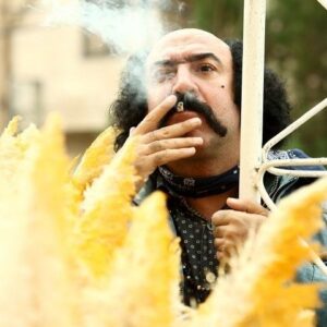 Ali Ansarian Instagram - .
سلام.

فیلم‌برداری فیلم سینمایی «بانک زده‌ها» به نویسندگی و کارگردانی جواد اردکانی و تهیه‌کنندگی علی رویین‌تن، با رعایت پروتکل‌های بهداشتی پایان یافت.

به گزارش ایلنا، انجام مراحل فنی فیلم سینمایی «بانک زده‌ها» که در ژانر «کمدی موزیک‌مال شده سیاه» ساخته شده است، به زودی آغاز می‌شود تا اولین نمایش آن در جشنواره فجر امسال باشد. 

بازیگران این فیلم عبارتند از: نسرین مقانلو، قاسم زارع، میرطاهر مظلومی، علی انصاریان، بیژن بنفشه خواه، منوچهر زرگر، پارمیدا قریشی، مینا عبدی، مسعود محمودی، پروین ملکی، با معرفی الناز عبدی و با حضور و همراهی سحر قریشی در دو نقش. 

«قوه قضاییه»، «عوضی» و «آی بی‌کلاه» نام‌هایی‌اند که پیش از این برای فیلم «بانک زده‌ها» در نظر گرفته شده بودند. 

سازندگان فیلم به جای خلاصه داستان این عبارت را ارائه داده‌اند: «زدم، زدی، زد؛ زدیم، زدید، خورد…» 

سایر عوامل اصلی این فیلم سینمایی به شرح زیر است: دستیار کارگردان: علی بکاییان، مدیر فیلم‌برداری: هادی شلالوند، موسیقی: داریوش تقی پور، مدیر تولید: پرویز کاظم‌لو، مدیر برنامه ریزی: نورالدین گودرزی، مدیر صدابرداری: اصغر آبگون، مدیر صدا گذاری: آرش قاسمی، طراحی چهره: محسن دارسنج، مدیر هنری: احمد آبروانی، عکاس: لیلا خوش‌کنار. گروه گریم: حسام دیندار، آذین دانش وزیری، گروه فیلم برداری: مصطفی سیفری، امیر حسین باقری،حمید داسدار، احمد آقاجان‌لو، احسان کاظم خانی، مهدی نیک خواه، معصومه کلانتر، فرزاد جلیلیان. گروه صدا: محسن رفیعی، علی رضا اکبریان، گروه کارگردانی و برنامه: جواد سجادیان، آرمان نوبخت. گروه تدارکات: سعید محبوبی، احسان جهاندیده، نوید عیسی پور، امور گرافیک: مرتضی محمدیان. مشاور اجرا: حمید عمارلو، امور دفتری: سارا محمدی، پیمان حسن زاده، مشاور اجرایی و دستیار تهیه: کیارش عباسی.منشی صحنه :محبوبه نظری .

ایشالا جشنواره برسه❤️❤️خدایا ممنونتم🙏🙏❤️❤️ممنونم از محسن دارسنج برای این گریم خفن و ممنون از حسام دیندار❤️

ورق بزنید ممنونتونم❤️🙏