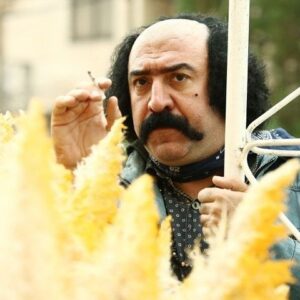 Ali Ansarian Instagram - .
سلام.

فیلم‌برداری فیلم سینمایی «بانک زده‌ها» به نویسندگی و کارگردانی جواد اردکانی و تهیه‌کنندگی علی رویین‌تن، با رعایت پروتکل‌های بهداشتی پایان یافت.

به گزارش ایلنا، انجام مراحل فنی فیلم سینمایی «بانک زده‌ها» که در ژانر «کمدی موزیک‌مال شده سیاه» ساخته شده است، به زودی آغاز می‌شود تا اولین نمایش آن در جشنواره فجر امسال باشد. 

بازیگران این فیلم عبارتند از: نسرین مقانلو، قاسم زارع، میرطاهر مظلومی، علی انصاریان، بیژن بنفشه خواه، منوچهر زرگر، پارمیدا قریشی، مینا عبدی، مسعود محمودی، پروین ملکی، با معرفی الناز عبدی و با حضور و همراهی سحر قریشی در دو نقش. 

«قوه قضاییه»، «عوضی» و «آی بی‌کلاه» نام‌هایی‌اند که پیش از این برای فیلم «بانک زده‌ها» در نظر گرفته شده بودند. 

سازندگان فیلم به جای خلاصه داستان این عبارت را ارائه داده‌اند: «زدم، زدی، زد؛ زدیم، زدید، خورد…» 

سایر عوامل اصلی این فیلم سینمایی به شرح زیر است: دستیار کارگردان: علی بکاییان، مدیر فیلم‌برداری: هادی شلالوند، موسیقی: داریوش تقی پور، مدیر تولید: پرویز کاظم‌لو، مدیر برنامه ریزی: نورالدین گودرزی، مدیر صدابرداری: اصغر آبگون، مدیر صدا گذاری: آرش قاسمی، طراحی چهره: محسن دارسنج، مدیر هنری: احمد آبروانی، عکاس: لیلا خوش‌کنار. گروه گریم: حسام دیندار، آذین دانش وزیری، گروه فیلم برداری: مصطفی سیفری، امیر حسین باقری،حمید داسدار، احمد آقاجان‌لو، احسان کاظم خانی، مهدی نیک خواه، معصومه کلانتر، فرزاد جلیلیان. گروه صدا: محسن رفیعی، علی رضا اکبریان، گروه کارگردانی و برنامه: جواد سجادیان، آرمان نوبخت. گروه تدارکات: سعید محبوبی، احسان جهاندیده، نوید عیسی پور، امور گرافیک: مرتضی محمدیان. مشاور اجرا: حمید عمارلو، امور دفتری: سارا محمدی، پیمان حسن زاده، مشاور اجرایی و دستیار تهیه: کیارش عباسی.منشی صحنه :محبوبه نظری .

ایشالا جشنواره برسه❤️❤️خدایا ممنونتم🙏🙏❤️❤️ممنونم از محسن دارسنج برای این گریم خفن و ممنون از حسام دیندار❤️

ورق بزنید ممنونتونم❤️🙏