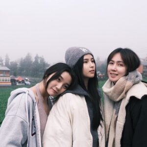 Ali Batu Instagram - 兩個女孩，好像都藏著心事，短暫的休假，騎著摩托車上南山！慢慢的，心事好像隨著沿路的風景從眼前閃過，而都拋腦後了，這就是我們喜歡騎車的原因。

每個人看到我們都說：好熱血的年輕人呀
但沒有人陪我也不願意這樣做，還好有妳，
和正在努力拍戲的姐，辛苦了加油！🫶🏻