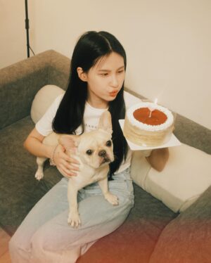 Ali Batu Instagram - 紀念我和媽媽相遇的日子以外今天也是我們同一天生日，永遠不會忘記這奇妙的一天。

24歲很精彩、很幸福，謝謝大家的祝福唷！🫶🏻