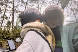 Ali Batu Instagram - 兩個女孩，好像都藏著心事，短暫的休假，騎著摩托車上南山！慢慢的，心事好像隨著沿路的風景從眼前閃過，而都拋腦後了，這就是我們喜歡騎車的原因。

每個人看到我們都說：好熱血的年輕人呀
但沒有人陪我也不願意這樣做，還好有妳，
和正在努力拍戲的姐，辛苦了加油！🫶🏻
