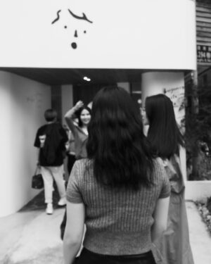 Ali Batu Instagram - 和朋友在路上修鞋底真有趣🤣還嚼著口香糖….