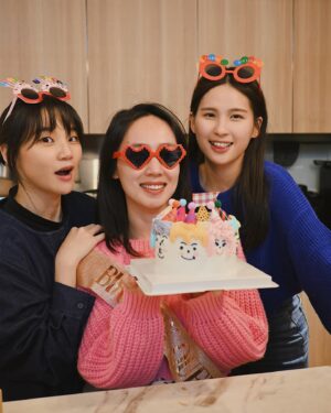 Ali Batu Instagram - 🎂
祝姐和她的家人永遠都要幸福 快樂 平安健康

我們有妳真的很快樂 謝謝姐總帶我們吃喝玩樂
生日快樂大方美麗的薰姐 我們永遠愛妳 @estherxun