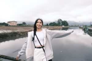 Ali Batu Instagram - 兩個女孩，好像都藏著心事，短暫的休假，騎著摩托車上南山！慢慢的，心事好像隨著沿路的風景從眼前閃過，而都拋腦後了，這就是我們喜歡騎車的原因。

每個人看到我們都說：好熱血的年輕人呀
但沒有人陪我也不願意這樣做，還好有妳，
和正在努力拍戲的姐，辛苦了加油！🫶🏻