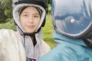 Ali Batu Instagram - 兩個女孩，好像都藏著心事，短暫的休假，騎著摩托車上南山！慢慢的，心事好像隨著沿路的風景從眼前閃過，而都拋腦後了，這就是我們喜歡騎車的原因。

每個人看到我們都說：好熱血的年輕人呀
但沒有人陪我也不願意這樣做，還好有妳，
和正在努力拍戲的姐，辛苦了加油！🫶🏻