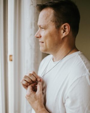 Ali Ewoldt Instagram - It’s my handsome Husband’s Birthday!! 
I love you so very much, @mathostetler and feel so very lucky ❤️

📸: @jenna.rachelle