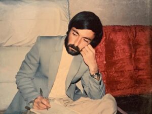 Ali Hosseinzadeh Instagram - از جایی که دنیا تو را گم کرد پیدایت خواهم کرد .
.
.
.
.#علی_حسین_زاده 

عکس یادگاری دایی من ، هنرمند ، شاعر آذربایجانی در یکی از شب های به یادماندنی شاعرانه در کنار استاد شهریار عزیز .
#استاد_شهریار #شهریار #شهریار_تبریزی #تبریز #آذربایجان 
#azerbaycan #shahriyar #tabriz  #alihosseinzadeh
