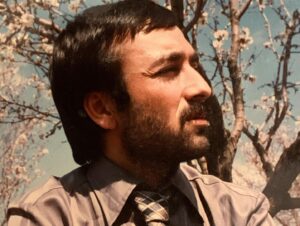 Ali Hosseinzadeh Instagram - از جایی که دنیا تو را گم کرد پیدایت خواهم کرد .
.
.
.
.#علی_حسین_زاده 

عکس یادگاری دایی من ، هنرمند ، شاعر آذربایجانی در یکی از شب های به یادماندنی شاعرانه در کنار استاد شهریار عزیز .
#استاد_شهریار #شهریار #شهریار_تبریزی #تبریز #آذربایجان 
#azerbaycan #shahriyar #tabriz  #alihosseinzadeh