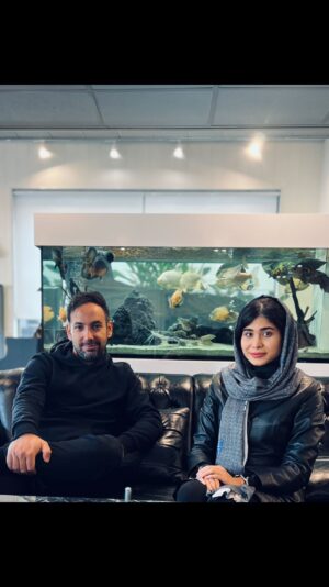 Ali Hosseinzadeh Instagram - اپیزود چهارم نت بوک ( فصل اول ) منتشر شد 🤗🎶🎙️

مهمان این اپیزود دوست خواننده و آهنگسازم  علی حسین زاده عزیز  بود که دوست داشتم برامون  از مسیر هنریش و سختی های راهش صحبت کنه 🎼

خودم به شخصه خیلی لذت بردم که در کنارش اپیزود چهارم رو با تمام چالش هایی که داشت ضبط کردم 

ممنون از گالری پیانو نوای کلاویه @navayeclavier 🎹

می تونید گفت و گومون رو به طور کامل در کانال یوتیوب نت بوک ببینید . ☺️
لینکش داخل بیو هست 💖

# هنر #موسیقی #آهنگسازی #آواز #پادکست #پادکست_نت_بوک #هنرمند #مصاحبه #گفت_و_گو #🎼 #🎤 #🎶