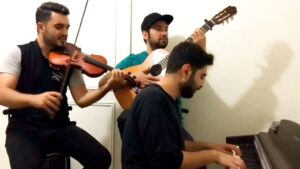 Ali Hosseinzadeh Instagram - یادی کنیم کار زیبای حسن شماعی زاده عزیز با هنرمایی
جمال عزیزم و مسعود جان هنرمند 
غروب جمعه ی شادی داشته باشین 👈♥️
@jamal_chalabyani 🎻
@masoudghazimokri 🎹

#Music #Melody #Iran #Tehran  #violin #violinist #Guitar #guitarist #Bestmusic
#Alihosseinzadeh #Happymusic #Musicstudio
#bubble #Compose #Composer #comingsoon
#علی_حسین_زاده #موزیک #ملودی #ایران #ویلون 
#ویلونیست #آهنگساز #گیتار #موسیقی #موسیقی_روز
#جمعه
