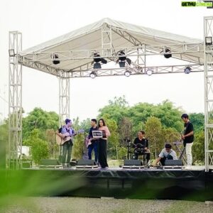 Ali Mensan Instagram - Thank you @saranglabalaba.ent @cultured.eo @soulhubofficial sudah memfasilitasi musisi-musisi indie weekend kemarin. Semoga silahturahmi yang terjalin membuka peluang-peluang tak terbatas di masa depan.

Shout out buat om Ceko @cekospy dan @ejikhadiniofficial yang udah pontang-panting ngadain acara ini. Terima kasih banyak banyak 🙏🏻🙏🏻🙏🏻

Dipertemukan via whatsapp group @indomusikgram