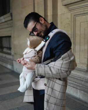 Ali Suna Instagram - Papa et mama gaga de sortie avec bébé panda 🫠
