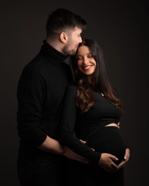 Ali Suna Instagram - « Regarde c’est papa et maman avant que t’arrives au monde ! » 🤍

Merci beaucoup @jenniferphotographe pour cette série ! Elles feront partie de l’album de famille ☺️🫶

#pregnantphoto