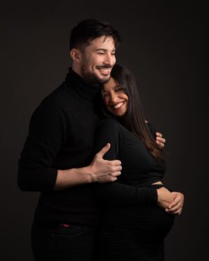 Ali Suna Instagram - « Regarde c’est papa et maman avant que t’arrives au monde ! » 🤍

Merci beaucoup @jenniferphotographe pour cette série ! Elles feront partie de l’album de famille ☺️🫶

#pregnantphoto