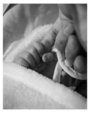Ali Suna Instagram - 7 Novembre 2023

7h, (Post 2) Alia pense que c'est le jour J, elle sent que le moment est venu !
On arrive aux urgences avant que les contractions s'intensifient (par précaution) et finalement on nous renvoie a la maison en nous informant que c'est un faux travail

Vers 00h, les contractions continuent et sont de plus en plus proches et plus fortes, Alia n'en peut plus et on décide de retourner à l'hôpital car si c'est un faux travail, on pense que ce n'est pas normal que ça dure depuis plusieurs heures ...
Arrivé à l'hôpital, les sages-femmes nous disent que le travail a commencé ! 

De 00h à 4h (Post 3), j'ai assisté et été témoin d'une Alia "vide" elle perdait connaissance et revenait a elle, franchement elle a été très forte, supporter les contractions de plus en plus fortes pendant 21 heures avant qu'on puisse lui donner la péridurale.
Je la prenais de force à aller prendre une douche, à faire du ballon pendant des heures....
Les sages femmes lui on donné un gaz (je ne sais plus le nom) pour atténuer les douleurs des contractions, sauf qu'Alia, elle en abusait 😂😂😂 (post 4 elle est loiiiinnnnnn)

D'ailleurs, petite anecdote, @aliachergui à changé de discours très rapidement 😂 quelques heures avant, elle qui disait "non moi je veux accoucher sans péridurale, faire les choses "naturellement", à peine arrivé aux urgences, la première chose qu'elle a criée c'est "PÉRIDURALE" 
6h, enfin !!!! On lui met la péridurale... Elle va mieux et on s'endort tout les deux rapidement !!!

8 novembre 2023

Il est environ 8h, on était en train de dormir avec alia, j'ai le souvenir que la porte de la chambre s'ouvre et que l'une des sages femmes nous dit qu'il faut se lever, que le cœur du bébé est en train de ralentir !!!!
MOI, (intérieurement) PANIQUÉ !!!! Mais je me dis que c'est dans ces moments là où il faut que je garde mon calme et que je dois être plus fort, je dois montrer à Alia que ça va bien se passer... 
L'accouchement commence, Alia en mode superwoman (moi je serais tombé dans les vap 4 fois) avec le sourire en plus, elle donne vie ! 

8h37, notre amour est là, en bonne santé 🤍 ! (Post 6)

  ٱلْحَمْدُ لِلَّٰهِ