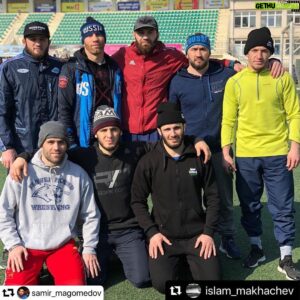 Aliaskhab Khizriev Instagram - #Repost @islam_makhachev with @make_repost
・・・
Серьезный состав сегодня был на зарядке 🏃‍♂️.
_
Под руководством Самира @samir_magomedov  зарядка превращается в тяжелую тренировку 😅