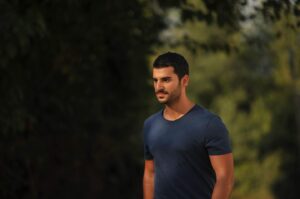 Alican Okumuş Instagram - Canım Kalk Gidelim ailem.Ne denir nerden başlanır bilemiyorum. Dile kolay 135 bölüm 4 yıl. Vedalar beni hep zorlamıştır.Bu zorlanma aslında o anların güzelliğinden,mutluluğundan ve bir daha yaşanamayacak olmasından kaynaklıdır.Çok özel bir serüvenin sonuna geldik. Size bir hikaye anlattık ve o hikayede biz de kendimizden çok şey bulduk.Kocaman bir aile olduk. 
Emeği geçen bütün oyuncu dostlarıma teşekkür ederim. 
Görünmeyen kahramanlar ,emek kelimesinin karşılığı can ekibe teşekkür ederim.
Emeği geçen herkese sonsuz teşekkürler.
Halim... Eyvallah ,seninle beraber uzun bir yol yürüdük beraber büyüdük beraber olgunlaştık.
Ve son olarak bizi izlemeyi asla bırakmayan desteğini hep hissettiğim canım Kalk Gidelim ailem her şey için teşekkür ederim. 
Gelin bu akşam son kez “Kalk Gidelim” diyelim. #kalkgidelimfinal