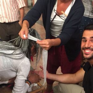 Alican Okumuş Instagram - Canım Kalk Gidelim ailem.Ne denir nerden başlanır bilemiyorum. Dile kolay 135 bölüm 4 yıl. Vedalar beni hep zorlamıştır.Bu zorlanma aslında o anların güzelliğinden,mutluluğundan ve bir daha yaşanamayacak olmasından kaynaklıdır.Çok özel bir serüvenin sonuna geldik. Size bir hikaye anlattık ve o hikayede biz de kendimizden çok şey bulduk.Kocaman bir aile olduk. 
Emeği geçen bütün oyuncu dostlarıma teşekkür ederim. 
Görünmeyen kahramanlar ,emek kelimesinin karşılığı can ekibe teşekkür ederim.
Emeği geçen herkese sonsuz teşekkürler.
Halim... Eyvallah ,seninle beraber uzun bir yol yürüdük beraber büyüdük beraber olgunlaştık.
Ve son olarak bizi izlemeyi asla bırakmayan desteğini hep hissettiğim canım Kalk Gidelim ailem her şey için teşekkür ederim. 
Gelin bu akşam son kez “Kalk Gidelim” diyelim. #kalkgidelimfinal