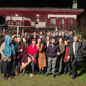 Alican Okumuş Instagram - Canım Kalk Gidelim ailem.Ne denir nerden başlanır bilemiyorum. Dile kolay 135 bölüm 4 yıl. Vedalar beni hep zorlamıştır.Bu zorlanma aslında o anların güzelliğinden,mutluluğundan ve bir daha yaşanamayacak olmasından kaynaklıdır.Çok özel bir serüvenin sonuna geldik. Size bir hikaye anlattık ve o hikayede biz de kendimizden çok şey bulduk.Kocaman bir aile olduk. 
Emeği geçen bütün oyuncu dostlarıma teşekkür ederim. 
Görünmeyen kahramanlar ,emek kelimesinin karşılığı can ekibe teşekkür ederim.
Emeği geçen herkese sonsuz teşekkürler.
Halim... Eyvallah ,seninle beraber uzun bir yol yürüdük beraber büyüdük beraber olgunlaştık.
Ve son olarak bizi izlemeyi asla bırakmayan desteğini hep hissettiğim canım Kalk Gidelim ailem her şey için teşekkür ederim. 
Gelin bu akşam son kez “Kalk Gidelim” diyelim. #kalkgidelimfinal
