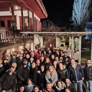 Alican Okumuş Instagram - Canım Kalk Gidelim ailem.Ne denir nerden başlanır bilemiyorum. Dile kolay 135 bölüm 4 yıl. Vedalar beni hep zorlamıştır.Bu zorlanma aslında o anların güzelliğinden,mutluluğundan ve bir daha yaşanamayacak olmasından kaynaklıdır.Çok özel bir serüvenin sonuna geldik. Size bir hikaye anlattık ve o hikayede biz de kendimizden çok şey bulduk.Kocaman bir aile olduk. 
Emeği geçen bütün oyuncu dostlarıma teşekkür ederim. 
Görünmeyen kahramanlar ,emek kelimesinin karşılığı can ekibe teşekkür ederim.
Emeği geçen herkese sonsuz teşekkürler.
Halim... Eyvallah ,seninle beraber uzun bir yol yürüdük beraber büyüdük beraber olgunlaştık.
Ve son olarak bizi izlemeyi asla bırakmayan desteğini hep hissettiğim canım Kalk Gidelim ailem her şey için teşekkür ederim. 
Gelin bu akşam son kez “Kalk Gidelim” diyelim. #kalkgidelimfinal