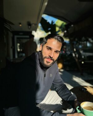 Alican Okumuş Instagram - Kahve rutinimiz , uzamış sakallarım ve beni gitgide güldüren İlayda :)