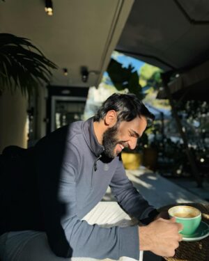 Alican Okumuş Instagram - Kahve rutinimiz , uzamış sakallarım ve beni gitgide güldüren İlayda :)