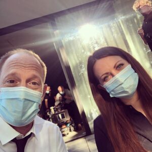 Alice Dwyer Instagram - Back to Setlife 🎥 🖤
„Herr und Frau Bulle“ sind wieder am Start. @johannvonbuelow 
#weitergehts #goodtoworkagain #auchmitabstand # maske #natürlich #herrundfraubulle #drehen #berlin #happyme