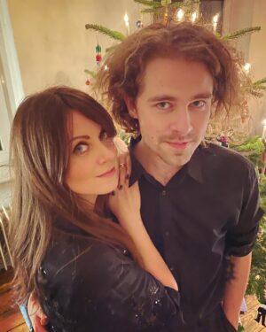 Alice Dwyer Instagram - ✨Merry Christmas ✨
…from our Family to yours…💛
#merrychristmas #familytime #love #littlebrother❤️ #thedwyers