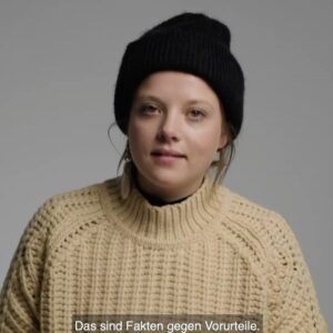 Alice Dwyer Instagram - Seid ihr auch manchmal mit Vorurteilen zu Asyl und Migration konfrontiert? Manchmal ist es gar nicht einfach, spontan die richtigen Antworten zu finden. Deswegen haben wir im Rahmen von losfuerlesbos.com jetzt eine Videoreihe mit Fakten gegen Vorurteilen erstellt. 
Auch ihr könnt etwas gegen Vorurteile tun: Leitet die Posts an alle weiter, die ihr kennt und postet sie in der Story. Und bitte fordert viele Menschen auf, bei losfuerlesbos.com mitzumachen. Jede Spende zählt!
Mehr Infos gibt es in den nächsten Wochen auf @leavenoonebehind2020

@aaronaltaras @david.schuetter @heikemakatsch @jella_h @officiallyjoko @katjariemann @khodrkida @damitdasklaas @larypoppins @lunawedler @maxvdg @ronaldzehrfeld @sabintambrea @tryselfizzel @vickykrieps @volker.bruch
#losfuerlesbos #leavenoonebehind 
Text: @leavenoonebehind2020 

#losfuerlesbos #leavenoonebehind