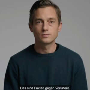 Alice Dwyer Instagram - Seid ihr auch manchmal mit Vorurteilen zu Asyl und Migration konfrontiert? Manchmal ist es gar nicht einfach, spontan die richtigen Antworten zu finden. Deswegen haben wir im Rahmen von losfuerlesbos.com jetzt eine Videoreihe mit Fakten gegen Vorurteilen erstellt. 
Auch ihr könnt etwas gegen Vorurteile tun: Leitet die Posts an alle weiter, die ihr kennt und postet sie in der Story. Und bitte fordert viele Menschen auf, bei losfuerlesbos.com mitzumachen. Jede Spende zählt!
Mehr Infos gibt es in den nächsten Wochen auf @leavenoonebehind2020

@aaronaltaras @david.schuetter @heikemakatsch @jella_h @officiallyjoko @katjariemann @khodrkida @damitdasklaas @larypoppins @lunawedler @maxvdg @ronaldzehrfeld @sabintambrea @tryselfizzel @vickykrieps @volker.bruch
#losfuerlesbos #leavenoonebehind 
Text: @leavenoonebehind2020 

#losfuerlesbos #leavenoonebehind