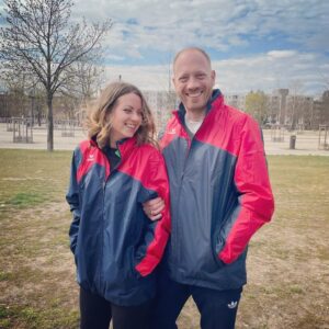 Alice Dwyer Instagram - Danke euch fürs Einschalten und danke für die tolle Zeit!
Yvonne und Heiko haben sich nach der letzten Folge erstmal in Partnerlook geschmissen und ziehen sich von nun an ins Privatleben zurück.
Es ist bei allen großen Liebesgeschichten gleich, jetzt beginnt der Alltag - und wer will das schon sehen.
Behaltet uns in guter Erinnerung und freut euch auf viele andere schöne und spannende Projekte von Alice und Johann in nächster Zeit.
#manmalmussmanaufhörenwennsamschönstenist
Eure Herr und Frau Bulle ❤️
.
.
.
#mucholove & #großesdankeschön : @timkalkhof @birgeschade @leben_in_neukoelln @cvitic_ka #albert #eikonfilmproduktion #michaelanix #stefanbissmeier #ninahauncasting #❤️
